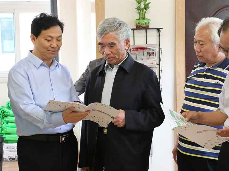 5月25日，北京大學(xué)原副校長林鈞敬等一行來到鶴壁科達學(xué)校指導(dǎo)工作