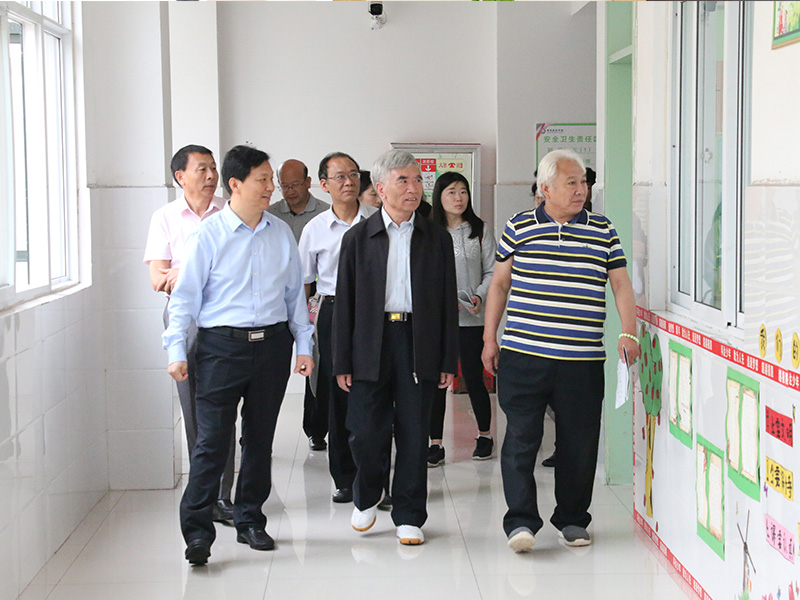 5月25日，北京大學(xué)原副校長林鈞敬等一行來到鶴壁科達學(xué)校指導(dǎo)工作
