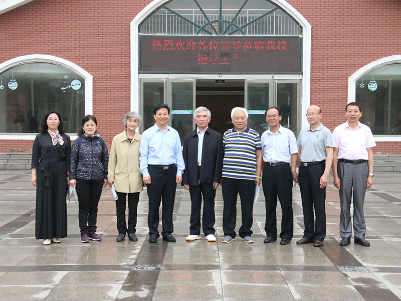 5月25日，北京大學(xué)原副校長林鈞敬等一行來到鶴壁科達學(xué)校指導(dǎo)工作